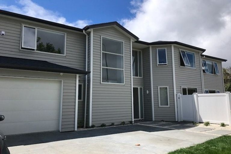 Photo of property in 1a Harrowglen Drive, Northcross, Auckland, 0632