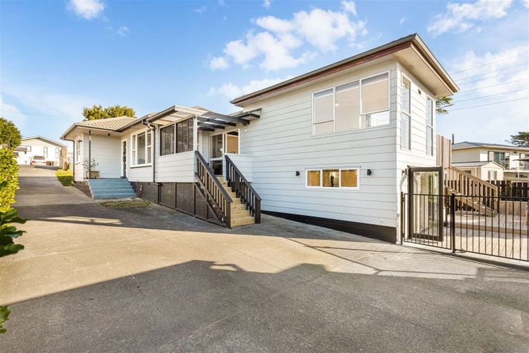 Photo of property in 123 Waimumu Road, Massey, Auckland, 0614