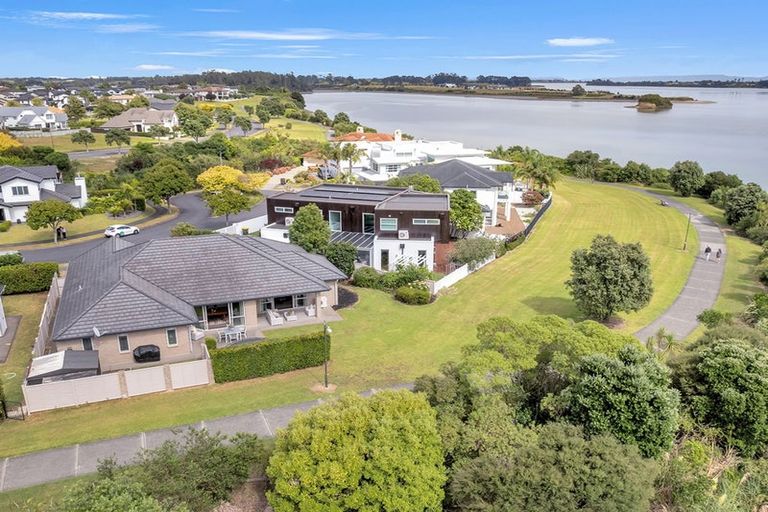 Photo of property in 9 Portofino Point, Karaka, Papakura, 2113