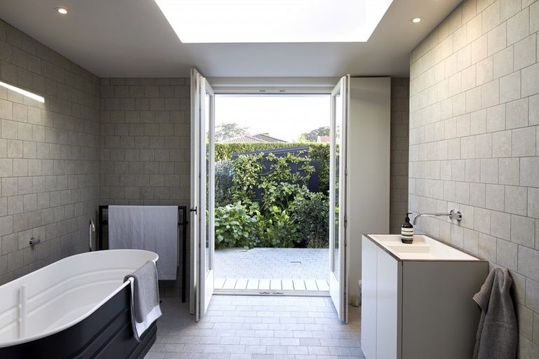 Photo of property in 13 Oxford Terrace, Devonport, Auckland, 0624