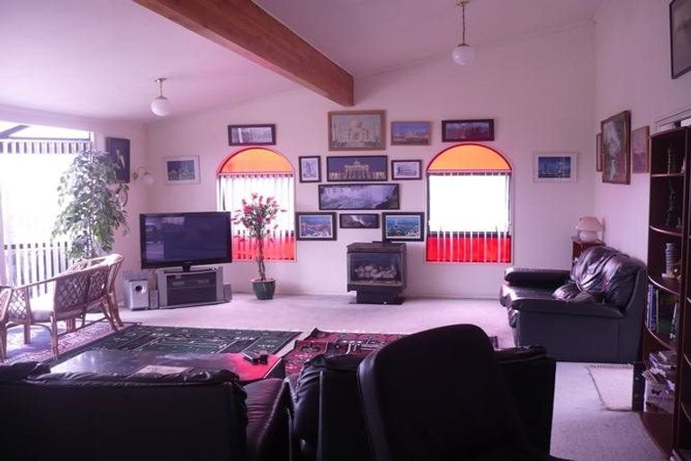 Photo of property in 28 Ronald Macken Place, Windsor Park, Auckland, 0632