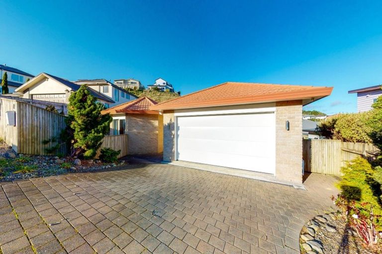 Photo of property in 82 Amesbury Drive, Churton Park, Wellington, 6037