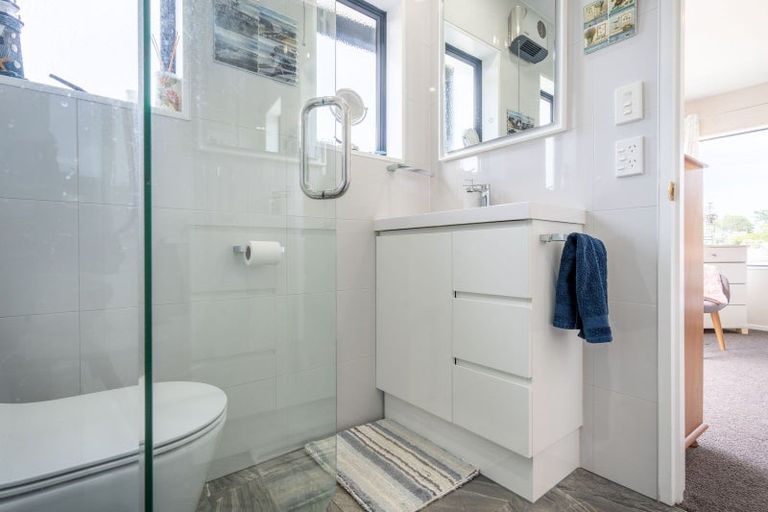 Photo of property in 11 Ruapehu Drive, Fitzherbert, Palmerston North, 4410