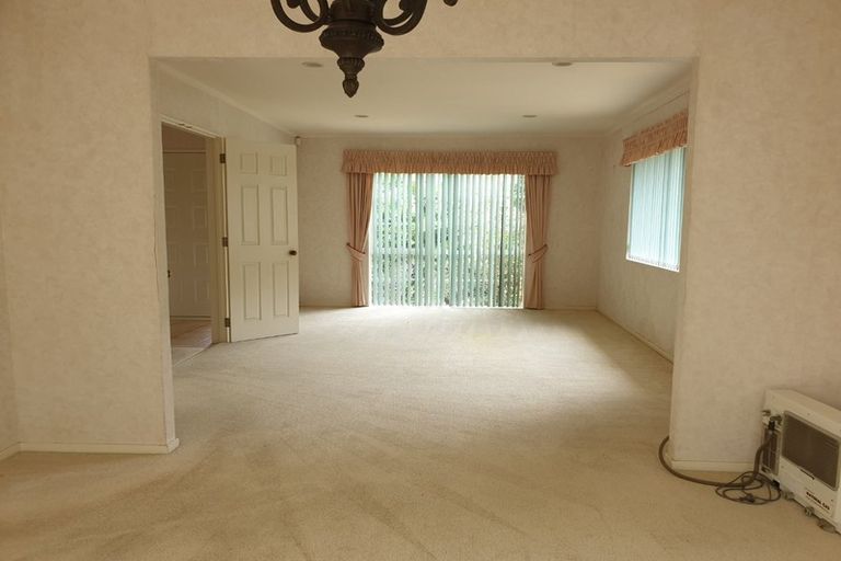 Photo of property in 122 Golfland Drive, Golflands, Auckland, 2013