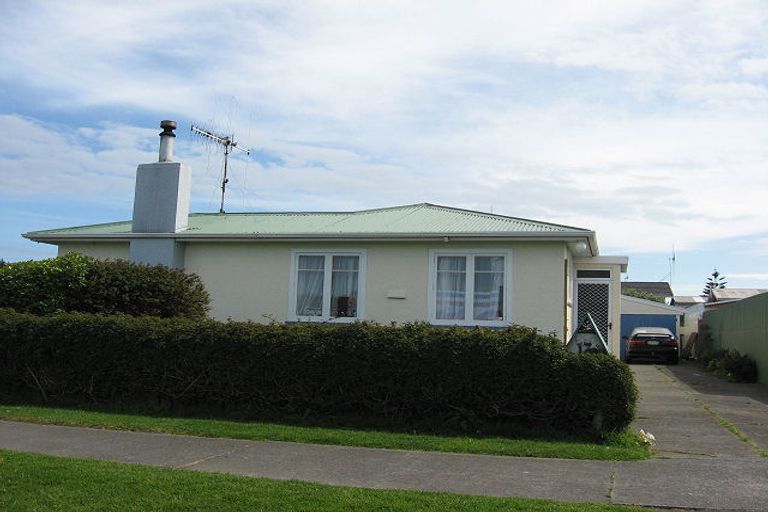 Photo of property in 17 Raupo Street, Castlecliff, Whanganui, 4501