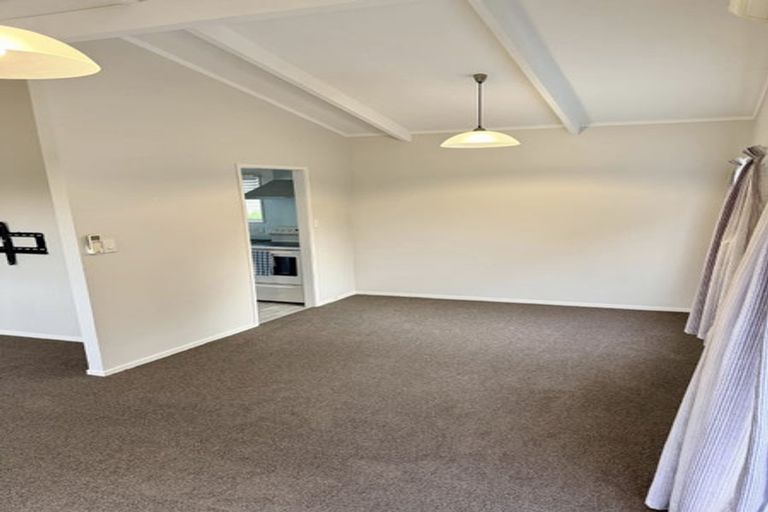 Photo of property in 21 William Hadlow Place, Hatfields Beach, Orewa, 0931