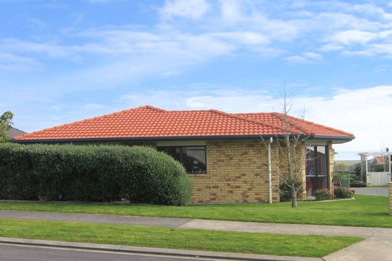 Photo of property in 6 Mullagh Place, East Tamaki Heights, Auckland, 2016