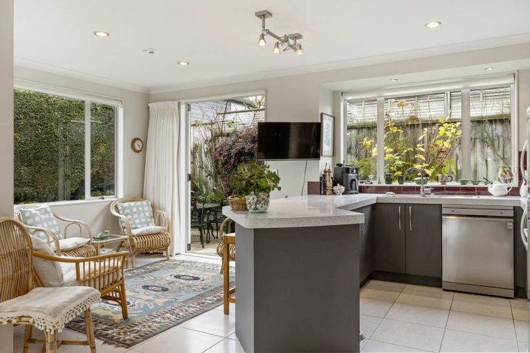 Photo of property in 2/12 Gradwell Place, Two Mile Bay, Taupo, 3330