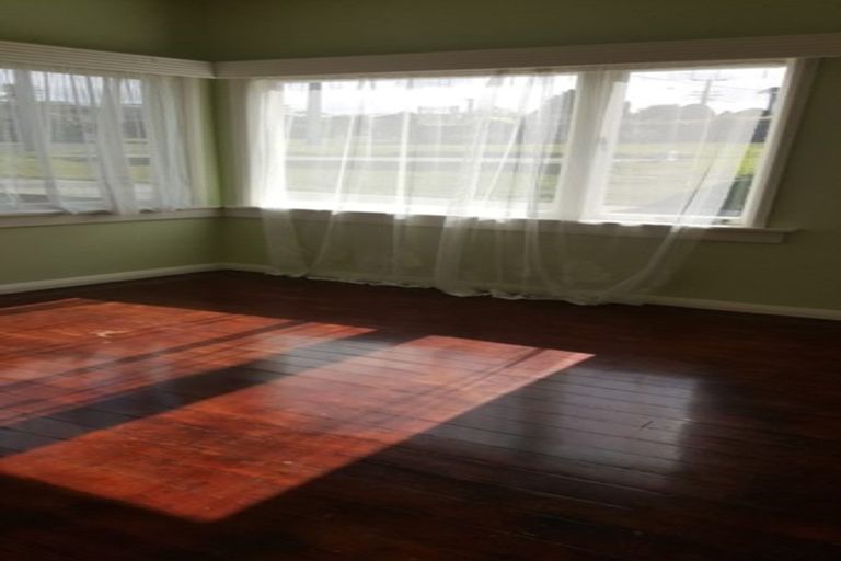 Photo of property in 14 Kokiri Street, Te Atatu South, Auckland, 0610