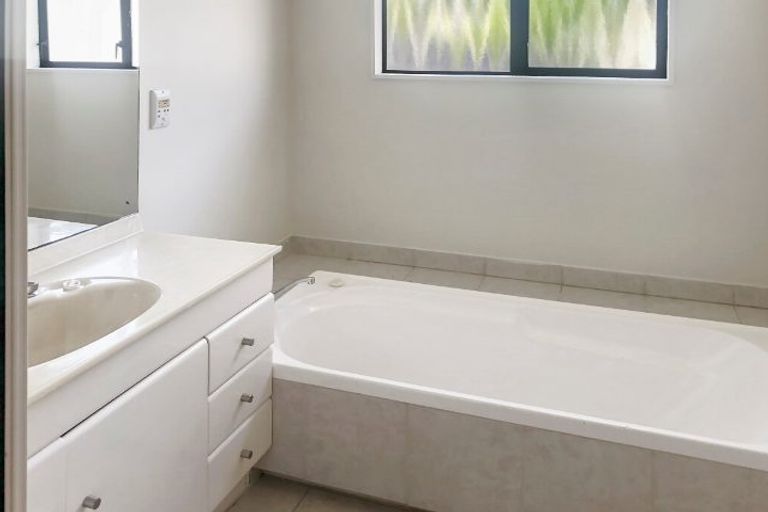 Photo of property in 4 Peter Terrace, Castor Bay, Auckland, 0620