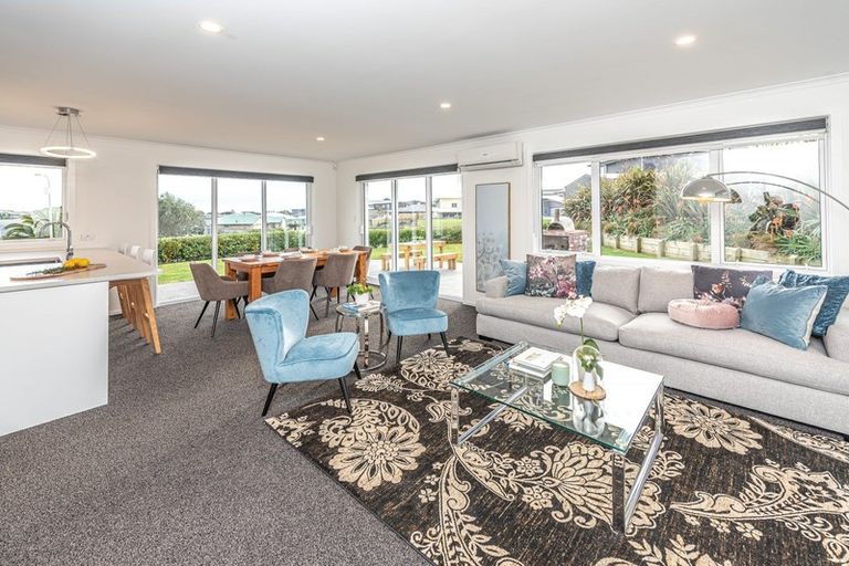 Photo of property in 33 Golf Vue Place, Castlecliff, Whanganui, 4501