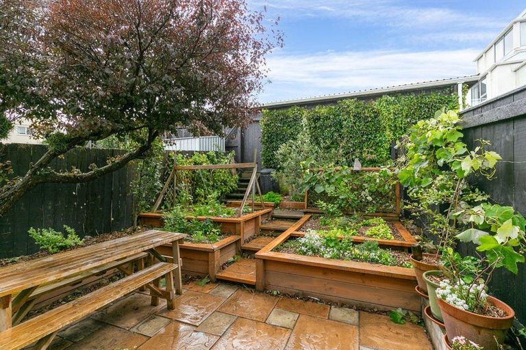 Photo of property in 116 Akaroa Drive, Maupuia, Wellington, 6022