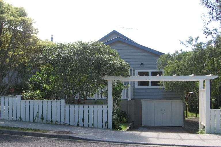 Photo of property in 13 Montana Avenue, Murrays Bay, Auckland, 0630