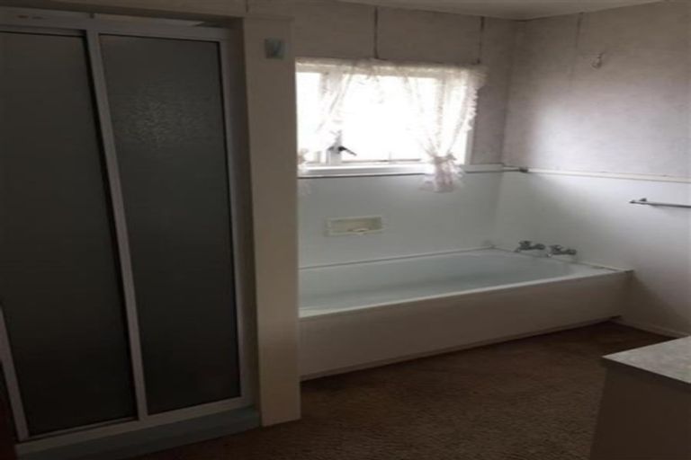 Photo of property in 2/28 Grande Vue Road, Hillpark, Auckland, 2102