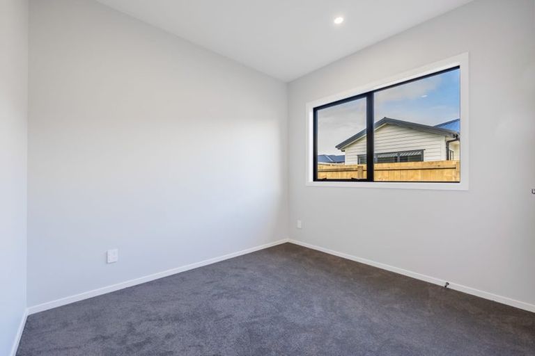 Photo of property in 15 Mcindoe Road, Kumeu, 0810