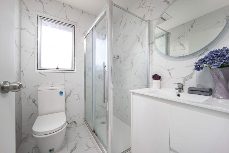 Photo of property in 90 Lantana Road, Green Bay, Auckland, 0604