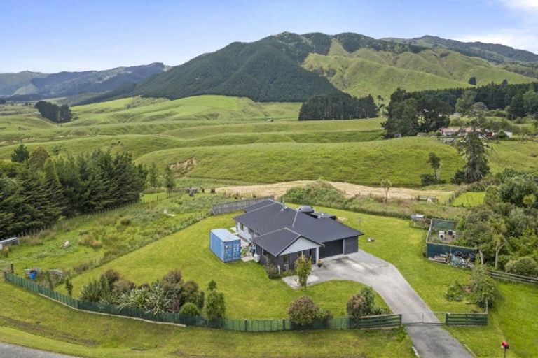 Photo of property in 12 Highland View Drive, Tokomaru, Palmerston North, 4474