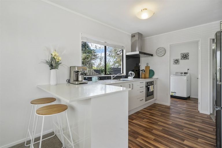 Photo of property in 2/23 Flaunty Place, West Harbour, Auckland, 0618