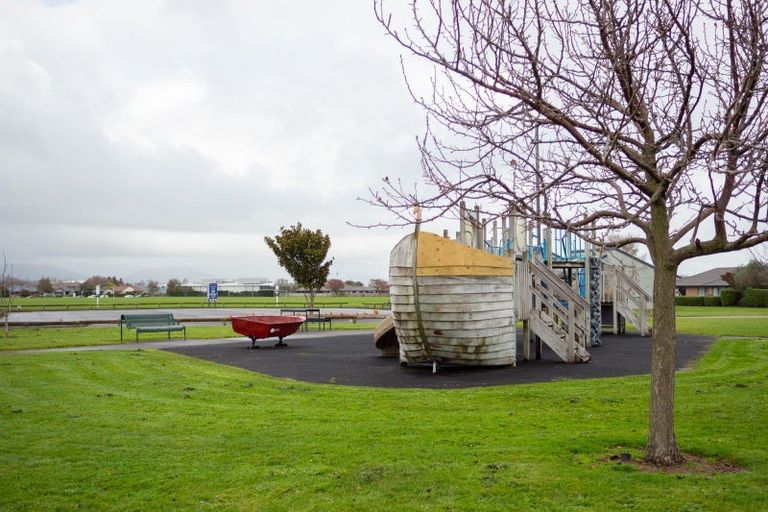 Photo of property in 39 Tennyson Avenue, Kelvin Grove, Palmerston North, 4414