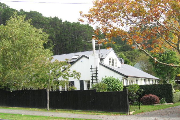 Photo of property in 88 Pinehaven Road, Pinehaven, Upper Hutt, 5019