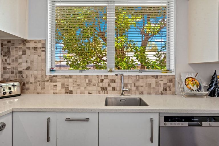 Photo of property in 20 Halberg Street, Glenfield, Auckland, 0629