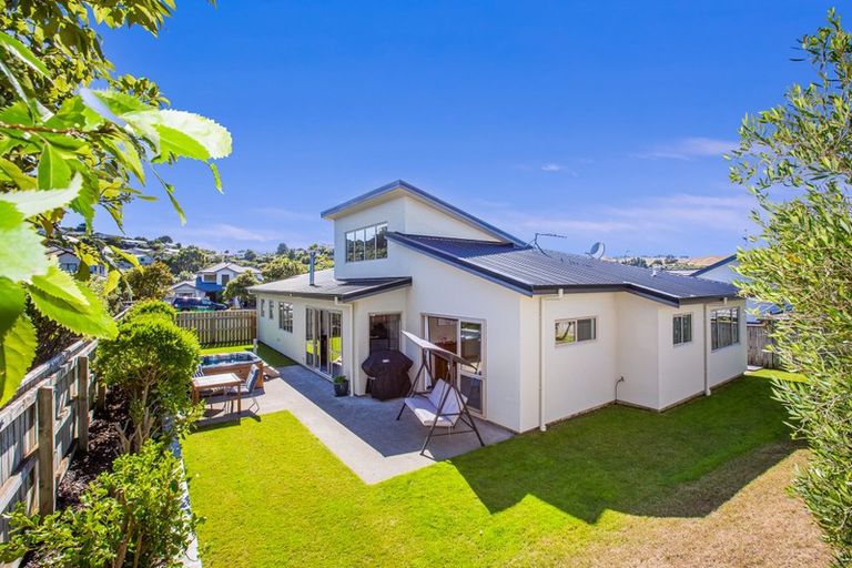 Photo of property in 10 Routeburn Avenue, Aotea, Porirua, 5024