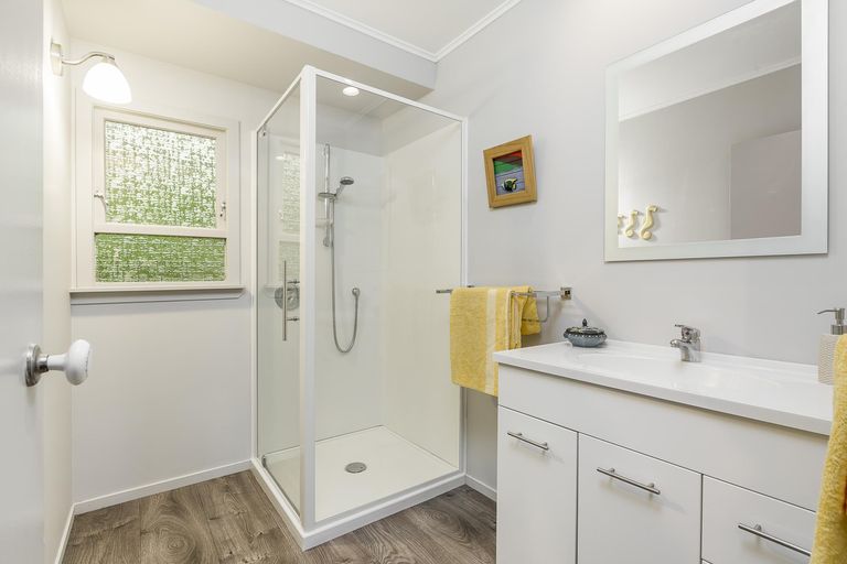 Photo of property in 44 Taupo Street, Green Bay, Auckland, 0604