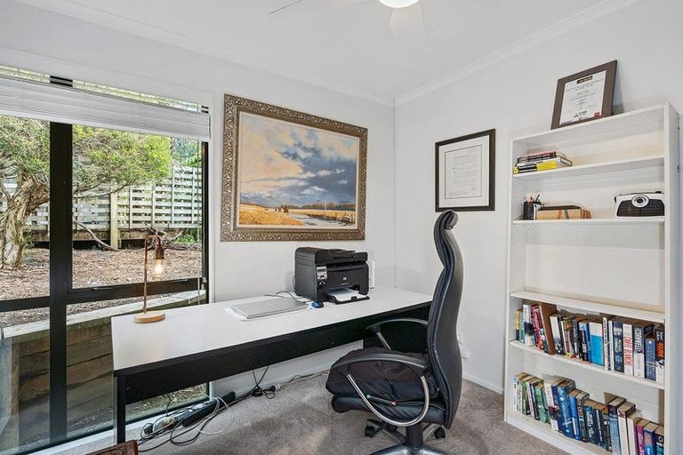 Photo of property in 5 Springwater Vale, Unsworth Heights, Auckland, 0632