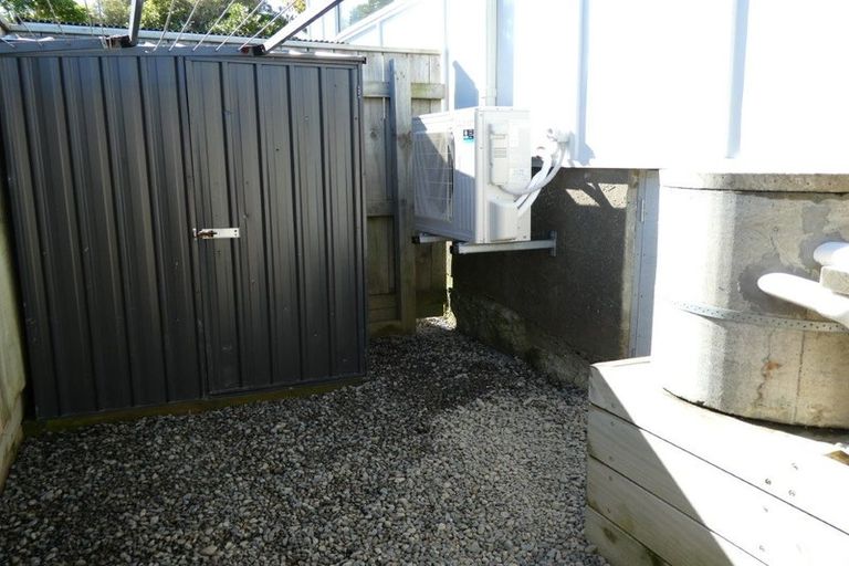 Photo of property in 20a Chetwode Grove, Newlands, Wellington, 6037