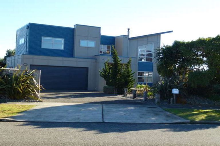 Photo of property in 155 Field Way, Waikanae Beach, Waikanae, 5036