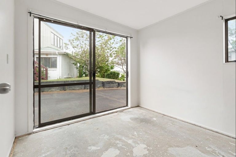 Photo of property in 1/16 Glen Vista Place, Bayview, Auckland, 0629