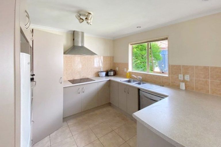 Photo of property in 10 Burton's Drive, Swanson, Auckland, 0614