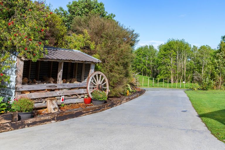 Photo of property in 73 Ranganui Road, Kaiwaka, 0573