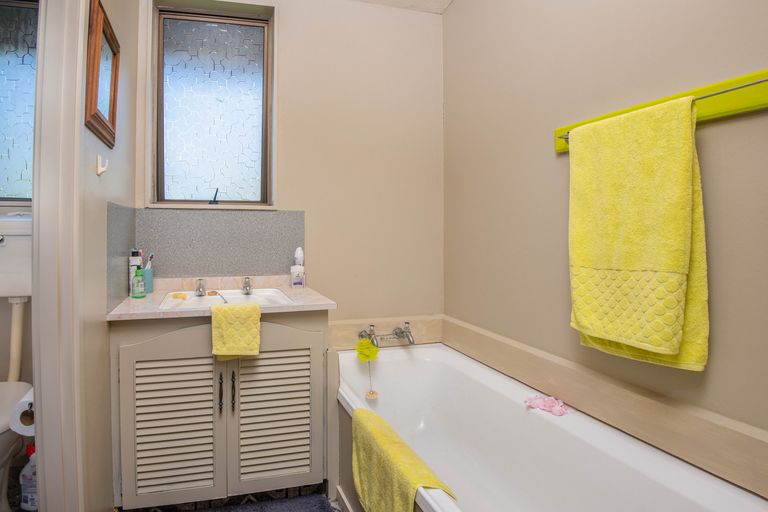 Photo of property in 6 Greenwich Street, Waihola, Milton, 9073