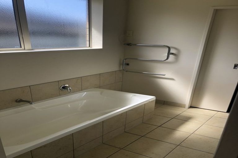 Photo of property in 18 Ranch Place, Pukekohe, 2120