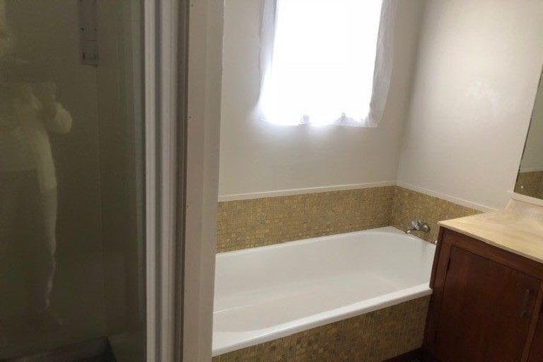 Photo of property in 2/83 Daffodil Street, Titirangi, Auckland, 0604