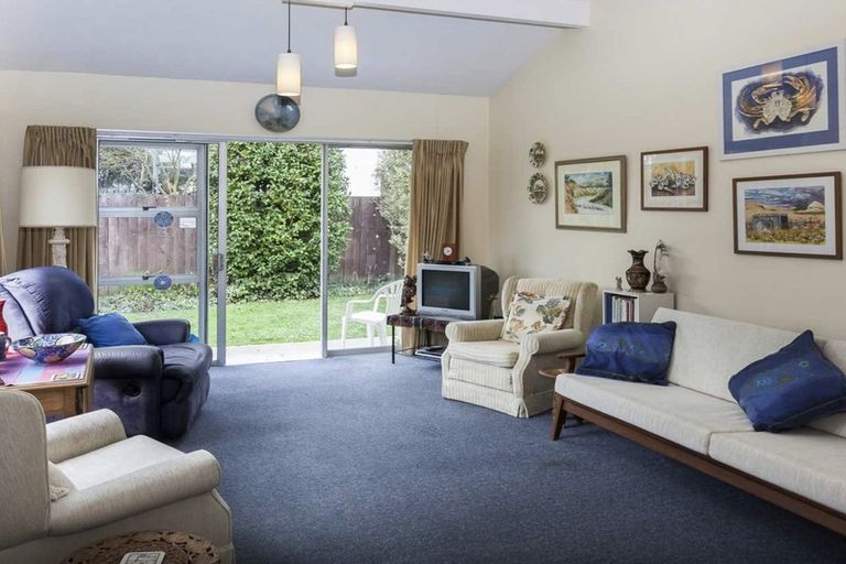 Photo of property in 2/139 Weston Road, St Albans, Christchurch, 8052