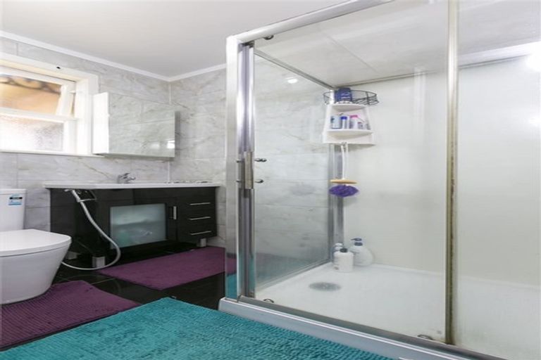 Photo of property in 3154 Great North Road, New Lynn, Auckland, 0600