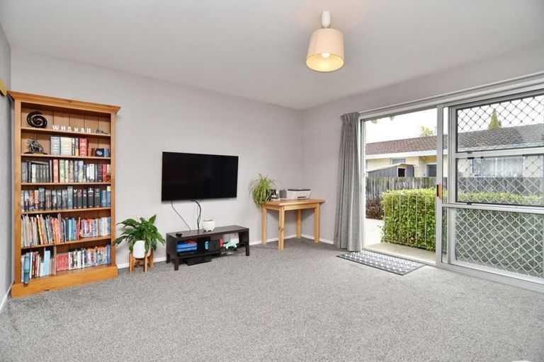 Photo of property in 1/5 James Condon Place, Redwood, Christchurch, 8051