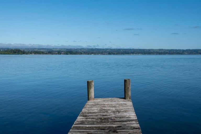 Photo of property in 15 Manahi Avenue, Kawaha Point, Rotorua, 3010