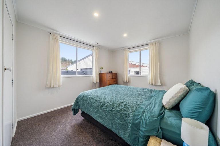 Photo of property in 2/10 Ponderosa Grove, Maoribank, Upper Hutt, 5018