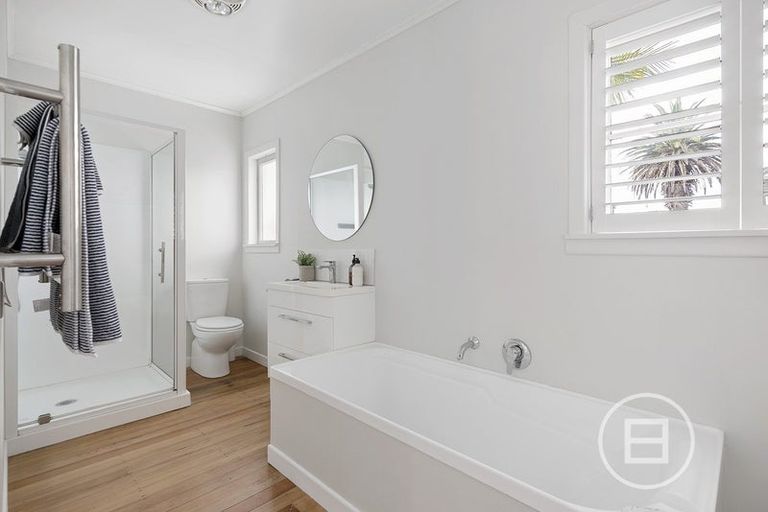 Photo of property in 1/17 Hillcrest Avenue, Hillcrest, Auckland, 0627