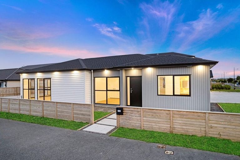 Photo of property in 28 Korowhiti Road, Clarks Beach, 2122