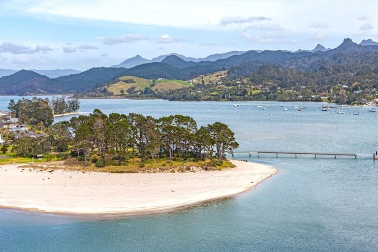 Photo of property in 195 Paku Drive, Tairua, 3508