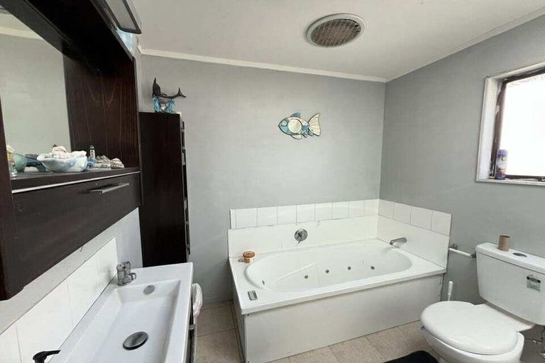 Photo of property in 17 Exploration Way, Whitby, Porirua, 5024