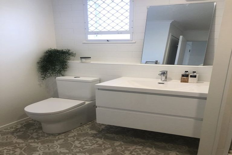 Photo of property in 1/90 Pupuke Road, Hillcrest, Auckland, 0627