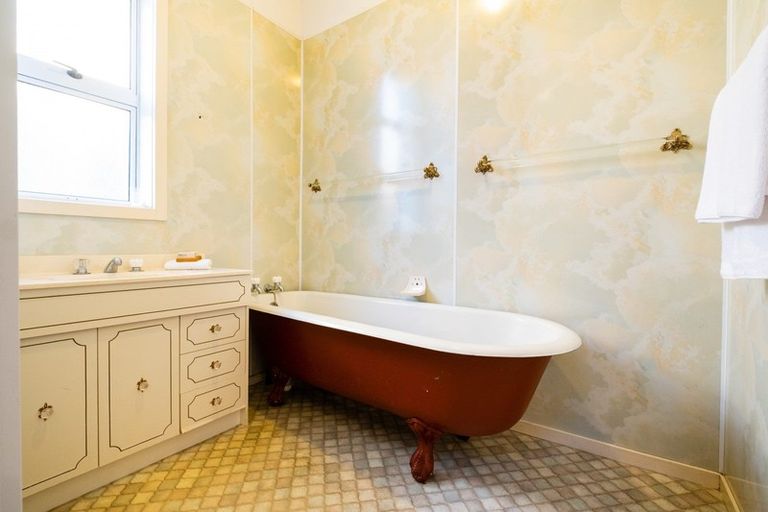 Photo of property in 33a Seapoint Road, Bluff Hill, Napier, 4110