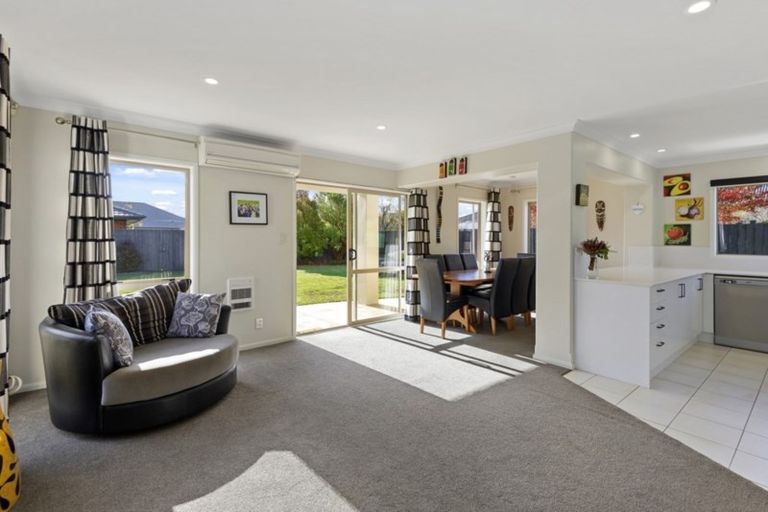 Photo of property in 28 Coolspring Way, Redwood, Christchurch, 8051