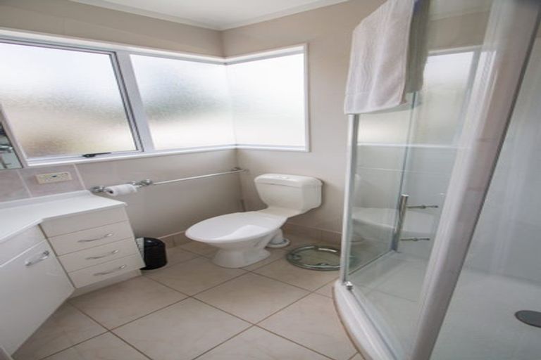 Photo of property in 1/296 Wairau Road, Glenfield, Auckland, 0629