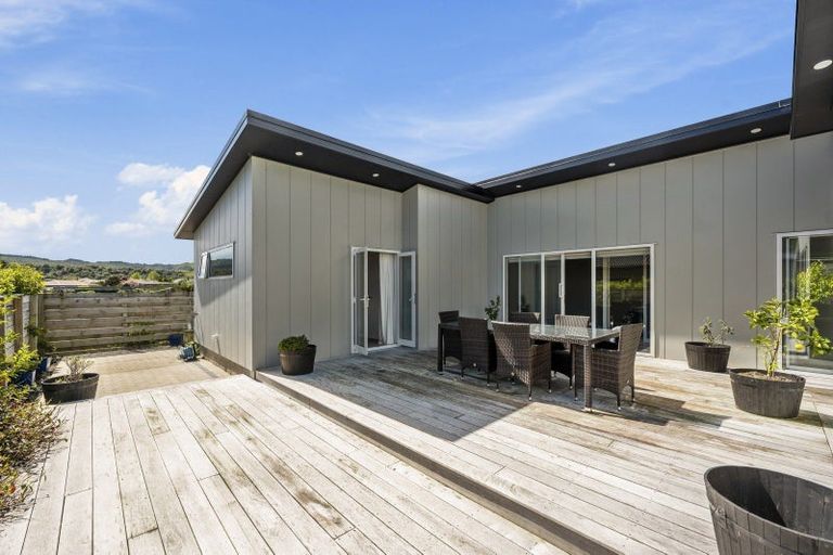 Photo of property in 18 Lakemere Way, Kinloch, Taupo, 3377
